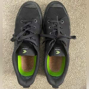 Cariuma size 10 mens in all black. Synthetic upper. Vegan 🌱.